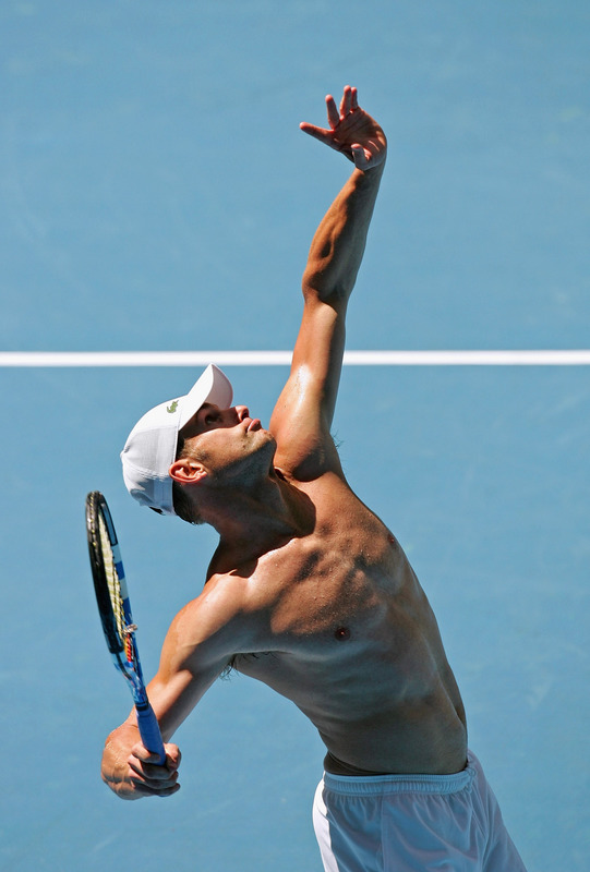 andy roddick shirtless 2009. This guy doesnt have abs?